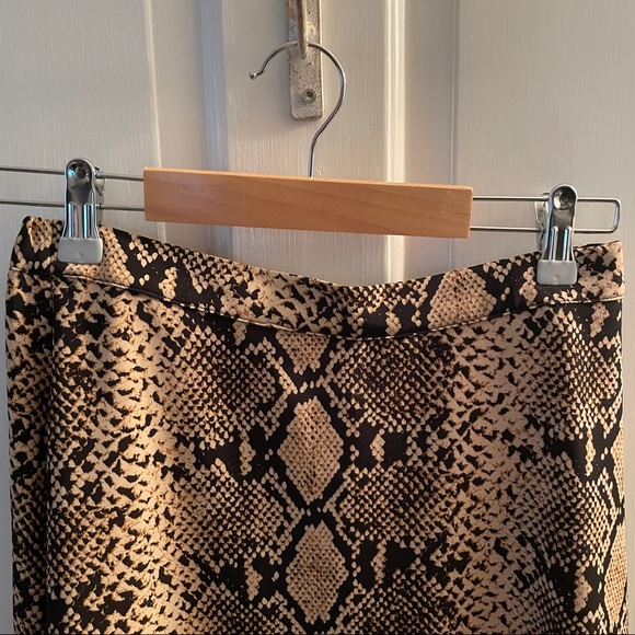 Midi skirt with elasticized waist. T Tahari brand.Size XS. NWT - Picture 6 of 6